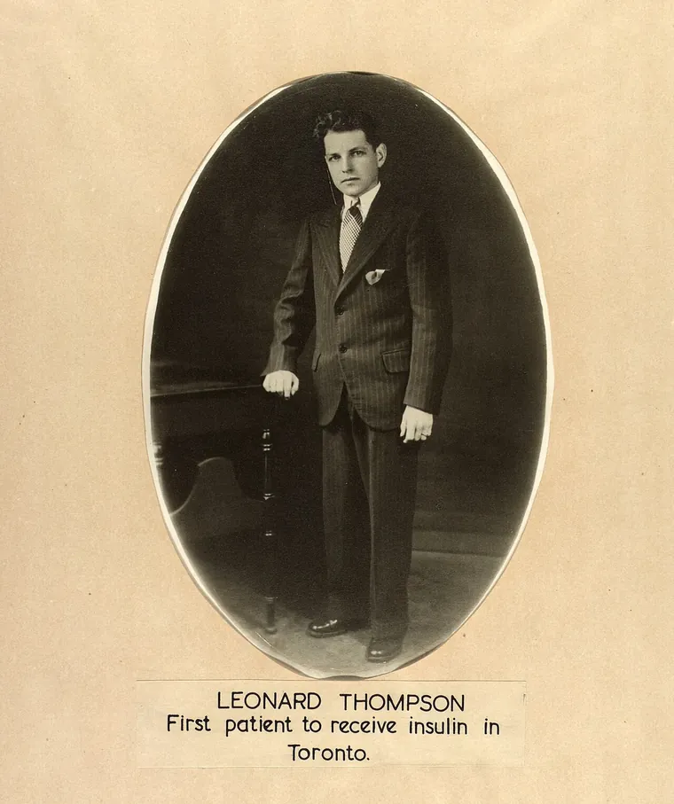 Retrato de estudio de Leonard Thompson, joven de traje, en un marco ovalado